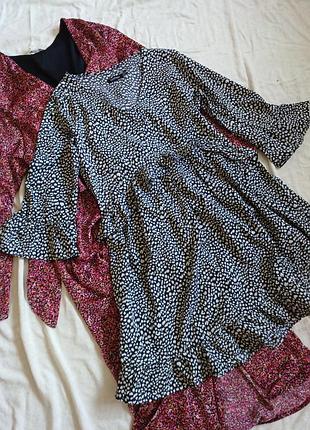 Платье трапеция с волпнами оборками в принт абстракция boohoo летнее повседневное