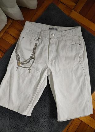 Белые удлиненные шорты с необработанным краем