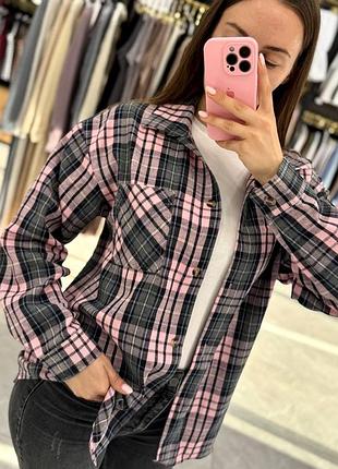 Зручна м’якенька стильна повсякденна жіноча сорочка в клітинку фланелева