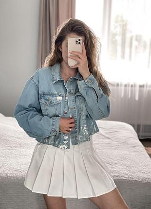 Джинсова курточка оверсайз з трендовими потертостями