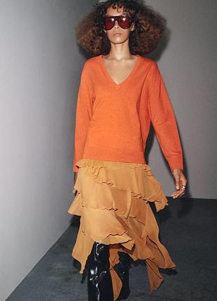 Однотонный трикотажный свитер с v-образным вырезом