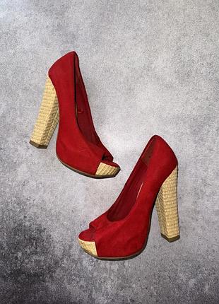 Туфлі з відкритим носиком