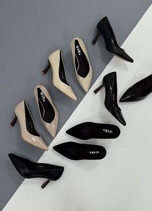 Зручні туфлі з гострим носком на низьких підборах