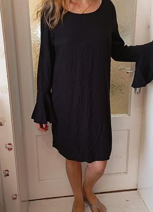 Чорна сукня з віскози з рукавом з воланами на змійці позаду  justeabulous