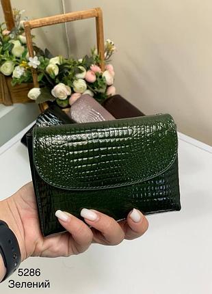 Женский стильный и качественный кошелек из натуральной кожи зеленый