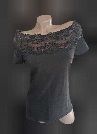 Футболка черная женская с кружевом и открытыми плечами