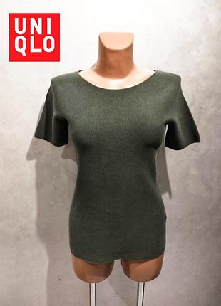 246. uniqlo, стрейчевая хлопковая футболка цвета хаки.