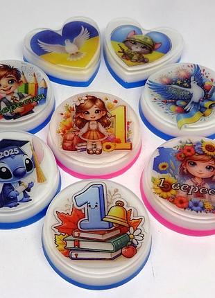 Кругле мило з різними картинками, зрізними іменами