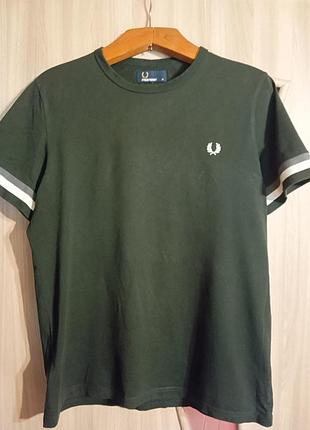 Очень красивая футболка от бренда fred perry