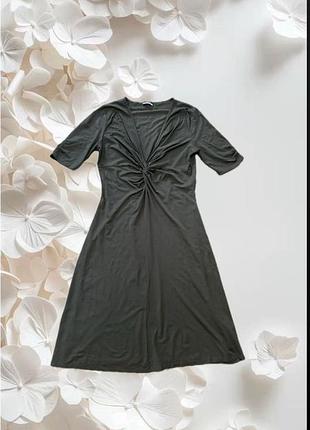 Сукня  по фігурі.