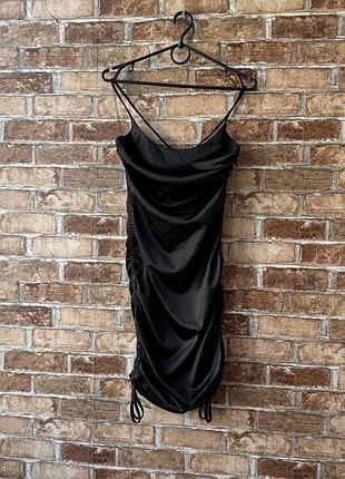 Нова атласна сукня на тонких бретелях і затяжками збоку