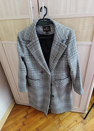 Стильное теплое пальто в клетку
