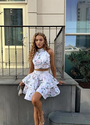 Жіночій святковий костюм комплект з топа та пишної короткої спідниці  бавовняний з бавовни з відкритою спиною білий в квіти з калібрі квітковий принт
