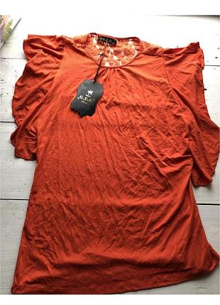 Яркая футболка