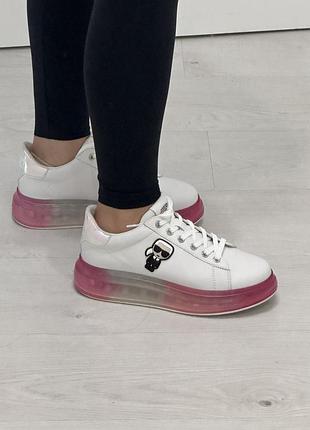 Білі кросівки karl lagerfeld  на рожевій напівпрозорій платформі