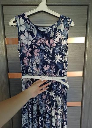 Трикотажное красивое платье с белым поясом