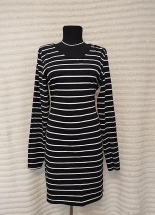 Черное платье в белую полоску от h&amp;m с длинными рукавами.