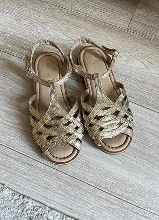 Дитячі босоніжки золоті