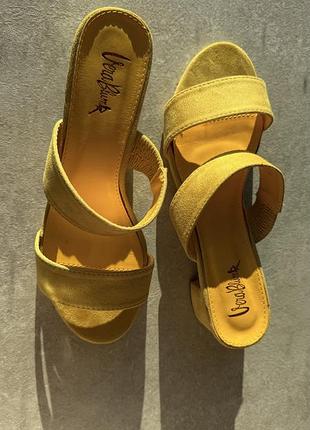 Шльопанці на квадратному каблуку