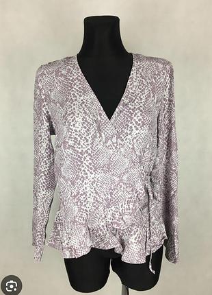 Стильна блуза на запах в бузковий зміїний принт new look