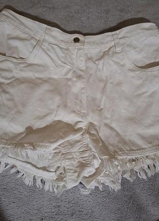 Короткие белые шорты