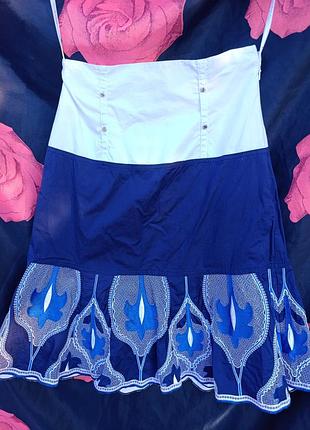 Красивая, расклешенная юбка, с вышивкой, небольшой размер.