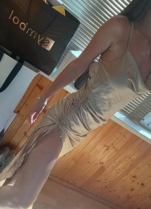 Шикарное сатиновое платье на брителях с разрезом на ноге milirud беж вечернее коктейльное платье сарафан