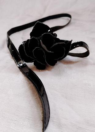 Тонкий ремень из лаковой кожи с розой