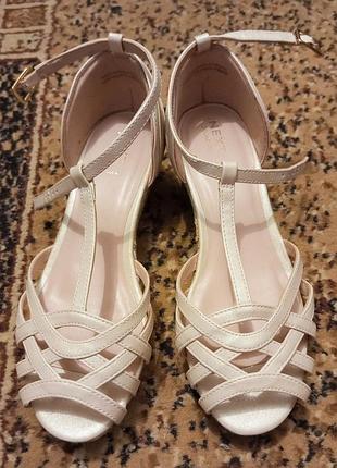 Босоножки 37 р