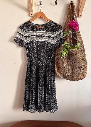 Синее платье с кружевными вставками