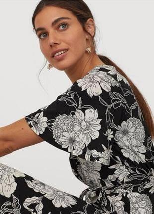 Платье миди длины из крепового трикотажа с v-образным вырезом.