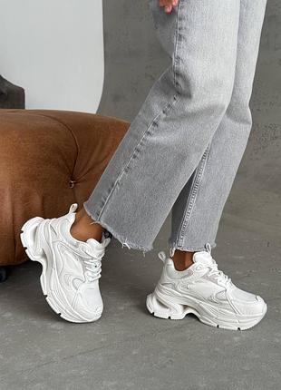 Жіночі білі шкіряні кросівки