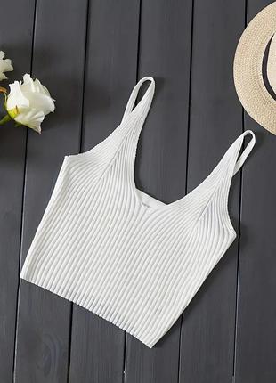 Майка жіноча літня укорочена на бретелях біла