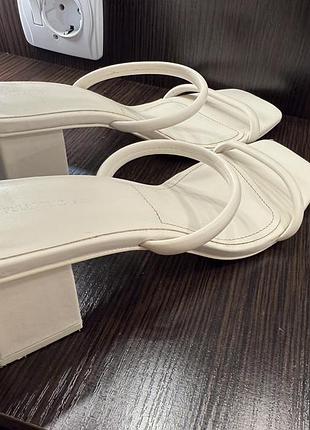 Білі босоніжки сланці мюллі бершка