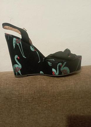 Босоножки на высокой платформе