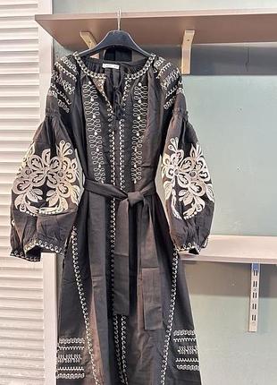 Жіноча чорна сукня вишита бежевими нитками, плаття вишиванка в українському стилі з поясом