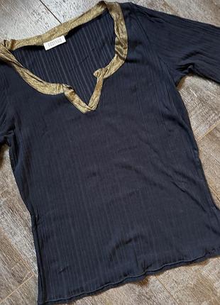 Футболка з фігуррим вирізом