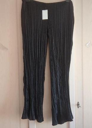 Стильные жатые брюки с карманами.