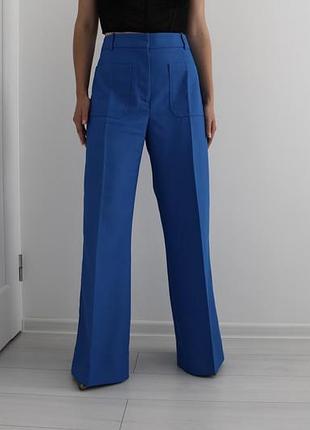 Розкішні та оригінальні штани з стрілками victoria beckham синього електрик кольору,