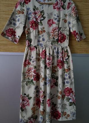 Женское платье миди приталено в цветы