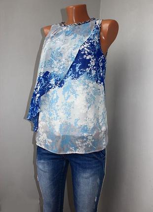 Блуза топ з воланом як з запахом без рукавів в блакитний принт, м (3278)