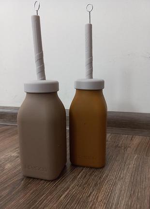 Детская силиконовая бутылка поильник liewood данные с трубочкой и ершиком для чистки. экологически чистая.