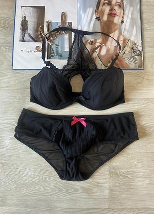 Красивый чёрный бюстгальтер и трусы