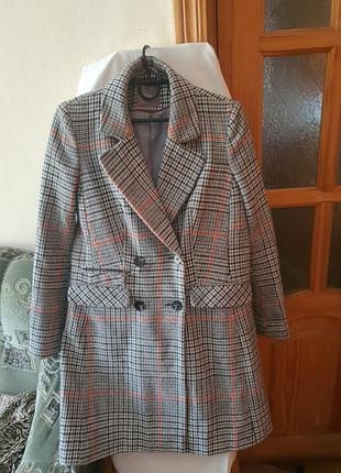 Модне жіноче демісезонне пальто,у класичну клітинку,102см довжина,48см по грудях, плечі 38см,рукав 62. з кишенями,червона смужка тонка робить стильним