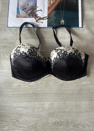 Красивый черный атласный бюстгальтер