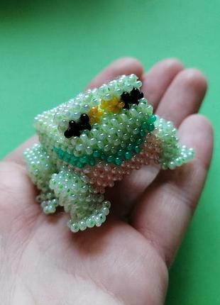 Фигурка из бисера. лягушонок из майнкафта
