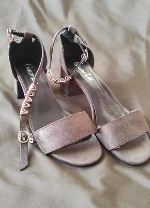 Босоножки женские, летние на каблуке.