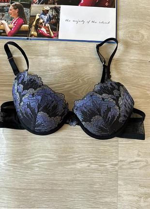 Красивый чёрный бюстгальтер пушап