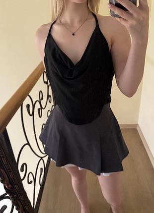 Чорний топ з відкритою спиною