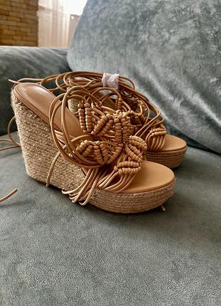 Босоніжки з переплатами